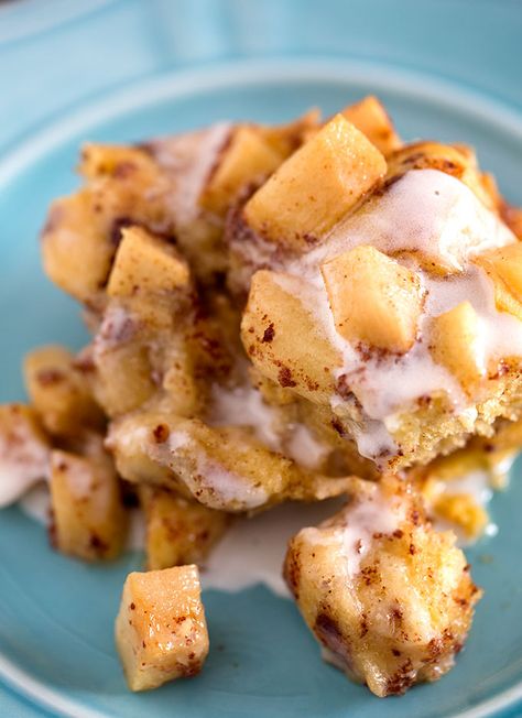 Crock Pot Apple Cinnamon Roll Casserole - Bitchin Brunch Apple Cinnamon Roll Casserole, Tailgate Breakfast, Crockpot Apples, Cinnamon Roll Casserole Recipe, Apple Casserole, Apples With Cinnamon, Cinnamon Roll Casserole, Apple Cinnamon Rolls, Blue Plate