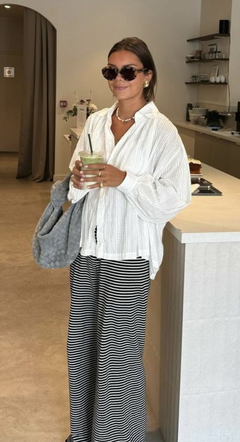 Horizontal Striped Pants Outfit, Nappa Valley Outfits Summer, Picnic Outfit Pants, Striped Dress Pants Outfit, Loose Pants Outfit Classy, Uni Outfit Ideas Summer, Oversized Outfit Summer, Striped Pants Outfit, Stripe Pants Outfit