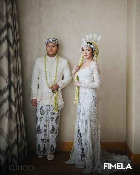 Pasangan Rizky Febian dan Mahalini telah resmi menjadi pasangan suami istri. Prosesi akad nikah keduanya telah digelar di sebuah Hotel Raffles Jakarta, pada Jumat Pagi (10/5/2024). _ Rizky dan Mahalini tampak serasi bersanding saat Akad dalam balutan beskap dan kebaya tradisional berwarna putih rancangan desainer yang sama dikenakannya saat Mepamit, @askyfebrianti. Mahalini melengkapi penampilannya dengan beberapa aksesori dan siger Sunda rancangan @rinaldyyunardi, sedangkan Rizky Febian meng... Siger Sunda, Moodboard Wedding, Foto Wedding, Instagram Feed, Our Wedding, Makeup, Quick Saves, Make Up