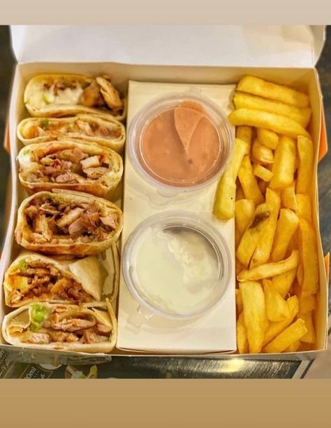 Shawarma Packaging Ideas, Takeaway Food, Lebanon Food, Soft Foods Diet, Photo Food, Catering Ideas Food, Soft Foods, Food Concept, Catering Food