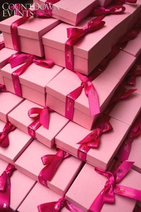 Christmas Movie Aesthetic, Movie Aesthetic Wallpaper, Pink Boxes, Aesthetic Wallpaper Collage, Rosa Shocking, Glitter Rosa, Movie Aesthetic, Pink Gift Box, I Believe In Pink