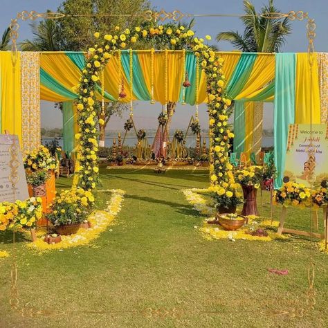 Mehndi Stage Decor, Haldi Ceremony Decorations, Haldi Decoration, Mandir Decoration, Haldi Decor, Haldi Function, Sunflower Theme, Flower Garland Wedding, Wedding Decor Photos