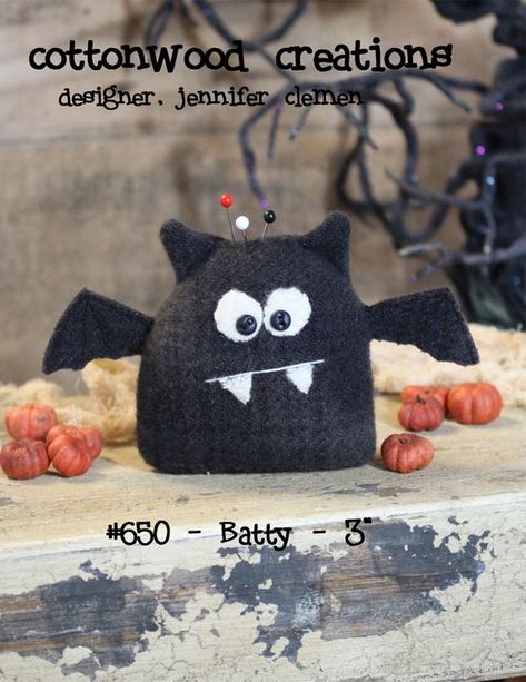 Halloween Wool Crafts, Fall Sewing Projects, Halloween Dolls, Quilting Books, Halloween Sewing, Pin Cushions Patterns, Fall Sewing, Bazaar Crafts, Folk Doll