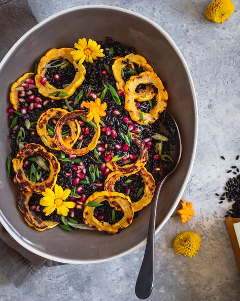 ROASTED DELICATA SQUASH & FORBIDDEN® RICE SALAD This salad is bursting with yuzu and ginger flavors and complemented by sweet pomegranate seeds. #forbiddenrice #blackrice #squash #salad Black Rice Recipes, Ginger Vinaigrette, Rice Farming, Roasted Delicata Squash, Forbidden Rice, Healthy Rice, Delicata Squash, Organic Rice, Grain Bowl