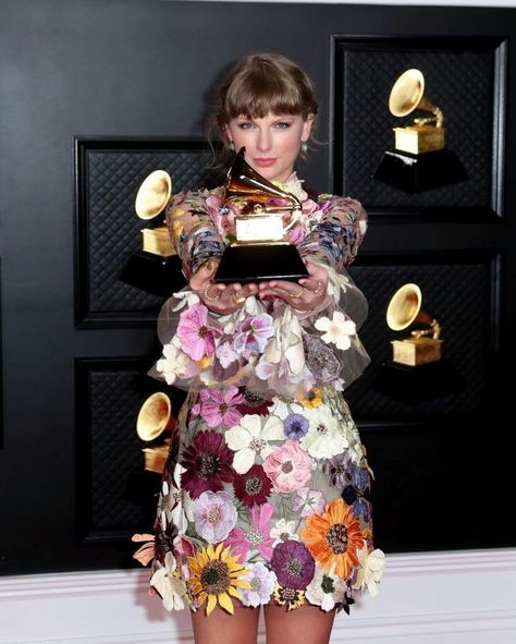 Folklore Grammy, Taylor Swift Grammys 2021, Taylor Swift At The Grammys, Taylor Swift Grammys, Grammy 2022, Taylor Swift Costume, The Grammys, Swift Photo, All About Taylor Swift