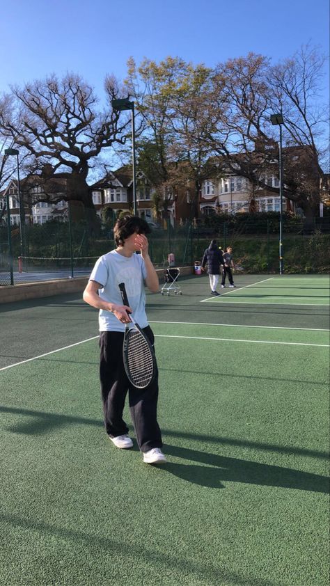 Tennis Men Aesthetic, Sport Boy Aesthetic, Tennis Boys Aesthetic, Tennis Aesthetic Men, Tennis Men, Sweatpants Fits, Tennis Court Photoshoot, Instagram Men, Tennis Aesthetic