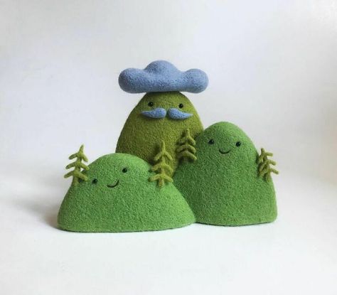 Jan 30, 2021 - The Ukraine-based creative artists and sisters Hanna and Olga Dovhan are known for making adorable felted food dolls. Felt Mountain, Needle Felting Diy, Needle Felting Projects, Wool Art, Etsy Instagram, Soft Sculpture, Felt Diy, Felt Toys, Felted Wool