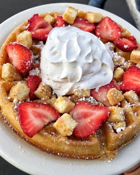 Loaded Waffles, Strawberries Cheesecake, French Toast Waffles, Food Reference, Coffee Van, Food Tech, Waffle Toppings, La Food, Unique Desserts