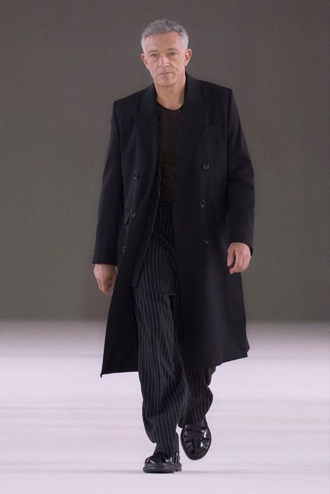 Shrunken Sweater, Dapper Suits, 2024 Menswear, Calvin Klien, Vincent Cassel, Minimal Look, Mens Style Guide, Ami Paris, Double Breasted Coat