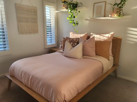 Pink And Wooden Bedroom, Pink Brown Room Aesthetic, Pink And Brown Room Aesthetic, Brown And Pink Bedroom Ideas, Pink Earthy Bedroom, Pink And Brown Room Ideas, Brown And Pink Bedroom, Pink And Brown Room, Pink And Brown Bedroom Ideas