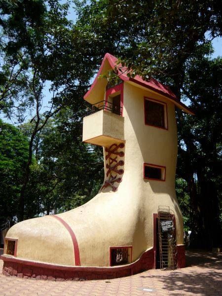 Shoe House ;People must like this design , a lot of shoe house's around. House Abandoned, Unusual Houses, Unusual House, Upside Down House, Crazy Houses, Amazing Houses, Toyo Ito, Architectural Sketches, Unusual Buildings