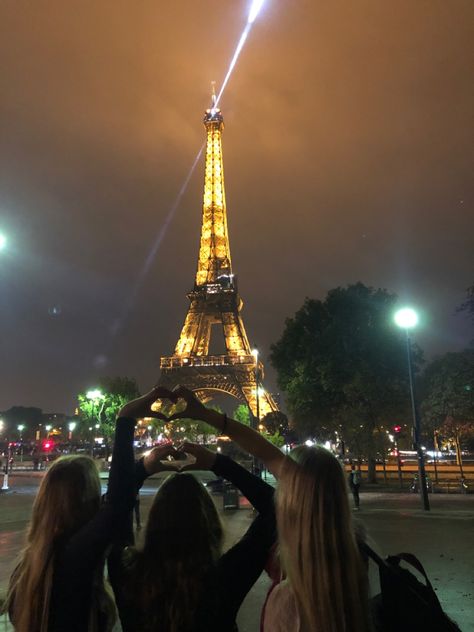 Girls Trio Aesthetics, Paris Girls Trip Aesthetic, Paris Friends Aesthetic, Paris School Trip, Paris With Best Friend, 3 Besties Aesthetic, Paris With Friends, Paris Girls Trip, Girls Trip Aesthetic