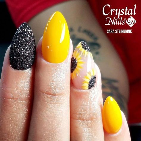 so pretty! ❤️ Sunflower Nails Almond Shape, Cute Sunflower Nails, Sunflower Nails Design, Sunflower Nail, Sunflower Nail Art, Sunshine Photography, Summer Nails Beach, Sunflower Nails, Diy Sandals