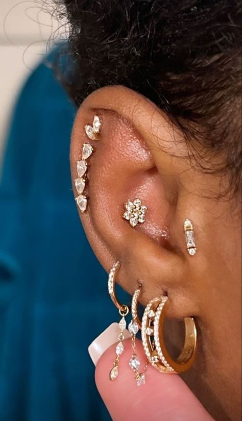 Ear Curation Small Ears, Didi Stone, Piercing Aesthetic, Piercings Bonitos, Pretty Piercings, Dope Jewelry Accessories, Piercing Inspo, Helix Piercing Jewelry, Cool Ear Piercings