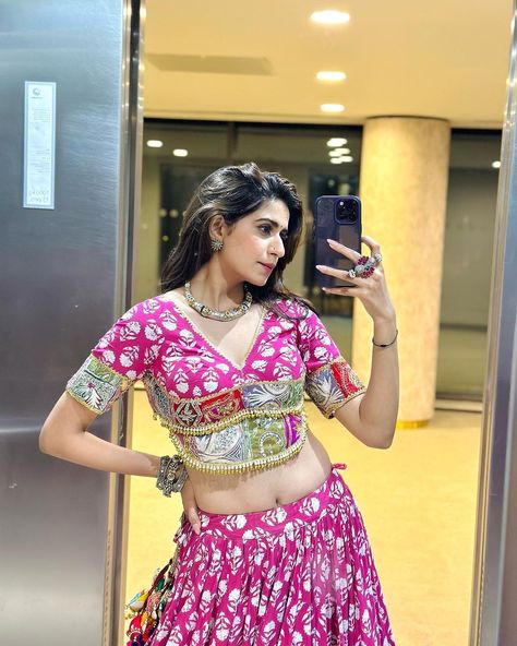 Kinjal dave hot selfy with pink Kinjal Dave Navratri Outfit, Navratri Aesthetic, Navratri Blouse, Kinjal Dave, Navratri 2024, Garba Outfit, Choli Blouse Design, Pink Blouse Designs, Navratri Collection