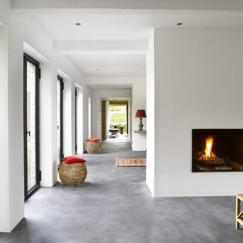 Bungalow Makeover, Concrete Interiors, Concrete Stained Floors, Interior Design Per La Casa, Cement Floor, Concrete House, Minimalist Interior Design, Fireplace Design, House Flooring