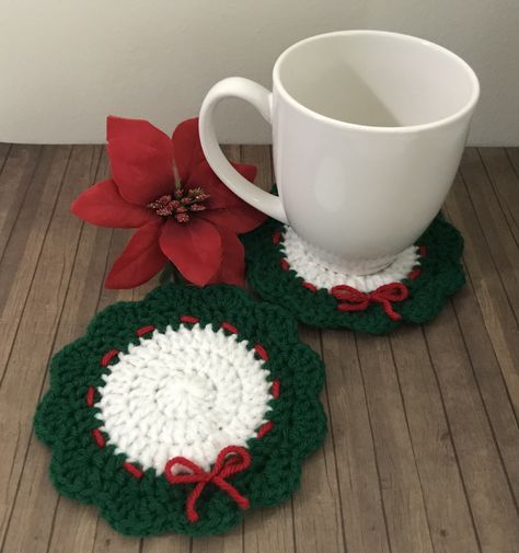 Crochet Christmas Centerpiece Pattern, Crochet Chrustmas Gifts, Christmas Crochet Stitches, Christmas Wreath Coaster Crochet Pattern, Crochet Cup Coaster Christmas, Coaster Crochet Christmas, Best Crochet Christmas Gifts, Christmas Decor Crochet Ideas, Crochet Wreath Coaster