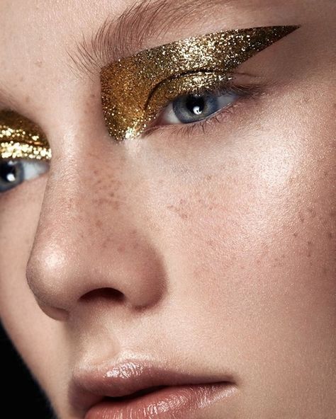 graphic glitter. Editorial Make-up, Catwalk Makeup, Futuristic Makeup, Metallic Makeup, Glitter Photography, Make Up Inspiration, Glitter Eye Makeup, Smink Inspiration, Runway Makeup