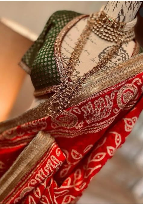 Color Combination For Lehenga, Wedding Dresses Saree, Grey Lengha, Net Saree Designs, Saree Draping Ideas, Best Color Combination, Saree Outfit, Green Blouse Designs, Court Marriage