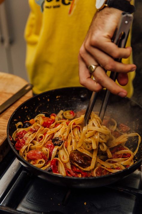 5 INGREDIENT Vegetable Tagliatelle - Avant-Garde Vegan Avant Garde Vegan, Gaz Oakley, Tagliatelle Recipe, Vegan Pesto, Pescatarian Recipes, Grilled Peaches, My Recipes, Vegan Pumpkin, Vegan Meals