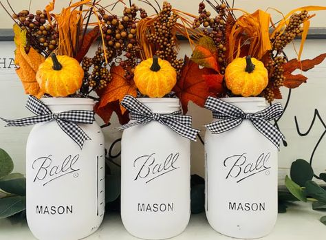 Black And White Fall Decor, Fall Bridal Shower Ideas, White Fall Decor, Xmas Frames, Pumpkin Bouquet, Fall Bridal Shower Invites, Cozy Wedding, Fall Leaf Garland, Buffalo Plaid Decor