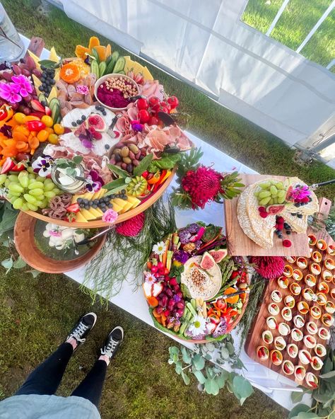 Garden Party Fruit Display, Colorful Grazing Table, Dessert Table Garden Party, Colorful Wedding Food, Engagement Party Grazing Table, Floral Grazing Table, Aesthetic Grazing Table, Spring Grazing Table, Summer Grazing Table Ideas