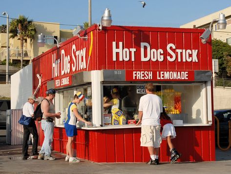 Hot Dog on a Stick is purchased from bankruptcy for $12.2 million Cafe 50s, Hot Dog On A Stick, Kebab Shop, Making Hot Dogs, American Cafe, Stall Design, Hot Dog Stand, Corn Dog, Salsa Dip