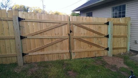 How to Build a 6' Privacy Fence - Did It Myself Split Gate Ideas, 2 Door Fence Gate, Double Fence Gates Wooden, Large Gate Design, Wooden Privacy Fence Gate, Building A Gate For Fence, Large Fence Gate, Fence With Gate For Driveway, Yard Fences And Gates