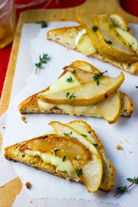 Brie & Pear Toasts with Thyme & Honey Pear Toast, Brie And Pear, Pear Recipe, Thyme Honey, Pear Recipes, Best Vegetarian Recipes, Breakfast Toast, Food Baby, Dinner Appetizers