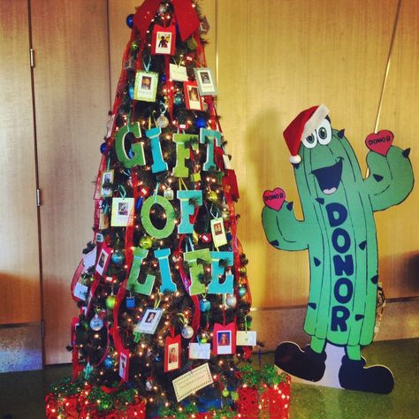 Bring some #DonateLife awareness to your Christmas tree this holiday season! Kudos to Donate Life Arizona for this incredible Gift of Life tree on display at the Phoenix Children's museum. #Christmas Charity Run, Fun Christmas Party Games, Donate Life, Colonial Christmas, Life Tree, Office Christmas Decorations, Childrens Museum, Christmas Party Games, 2023 Christmas