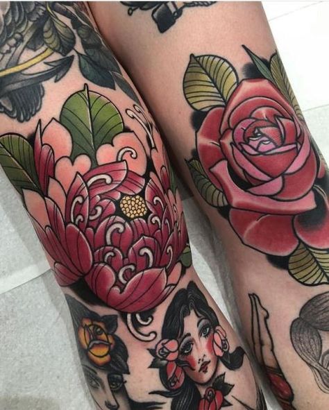 allthepiercingsandbodymods: Peony Knee Tattoo by... Gotik Tattoo, Ufo Tattoo, Shadow Tattoo, Tattoos Mandala, Traditional Tattoo Sleeve, Flower Tattoo Sleeve, B Tattoo, Old Tattoos, Knee Tattoo