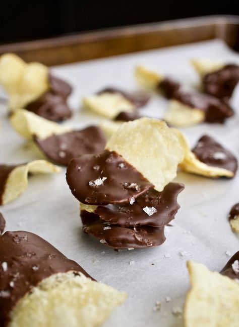 Salted Dark Chocolate Dipped Kettle Chips Chocolate Dipped Chips, Chocolate Potato Chips, Chocolate Chip Dip, Sea Salt Chocolate, Salty Treats, Kettle Chips, Chips Recipe, How To Cook Potatoes, Chip Dip