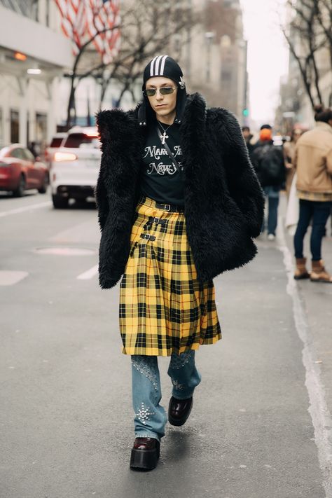 People Of New York, Ny Street Style 2024, Fashion Week 2024 Street Style, Grunge Fashion Women, Street Fashion 2024, London Fashion Winter, New York Fashion Week Outfits, Ny Fashion Week Street Style, Tomboy Streetwear