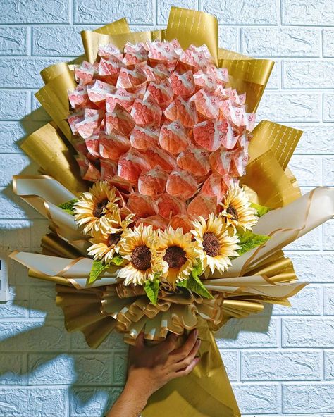 what's the story behind 20 peso bill? Money Bouquet Ideas, Bday Surprise, Money Bouquet, Bouquet Ideas, The Story, Lily, Gift Ideas, Money, Flowers