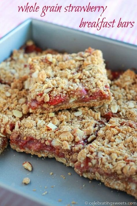 Whole Grain Strawberry Breakfast Bars - A simple recipe for whole grain breakfast bars made with oats and almonds, and filled with strawberries. Whole Grain Meals, Strawberry Breakfast Bars, Whole Grain Recipes, Almond Crumble, Recipes Brunch, Strawberry Bars, Strawberry Breakfast, Brunch Easy, Brunch Recipe