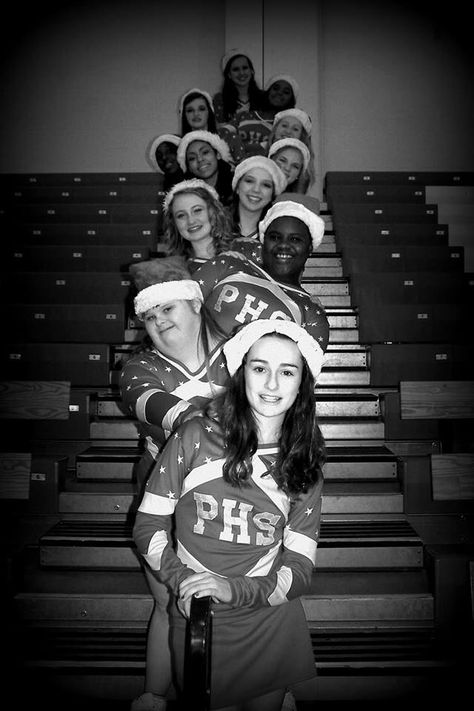 #christmas #cheerleading #photoshoot Cheerleading Photoshoot, Christmas Cheerleading, Cheer Ideas, Christmas Photos, Cheerleading, Christmas, Natal