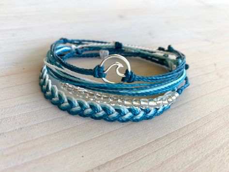 Reminiscent of the beautiful colors of the ocean, we designed a second Clearwater set with deeper teals and ocean vibe aquas! Each bracelet set comes packaged in a cute muslin drawstring bag perfect for gifting! 💙 Ocean Aesthetic Jewelry, Ocean Braclets, Patriotic Bracelet, Beachy Bracelets, Preppy Bracelets, Cute Friendship Bracelets, Diy Bracelets Tutorials, Preppy Jewelry, Pretty Jewelry Necklaces