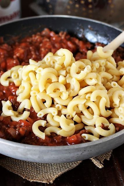 Adding Cooked Macaroni Noodles to Sauce to Make Goulash Image What To Make With Macaroni Noodles, Goulash Casserole, Chilli Mac, Kombu Seaweed, Easy Goulash, Easy Dinner Dishes, The Kitchen Is My Playground, Easy Goulash Recipes, Ham Balls