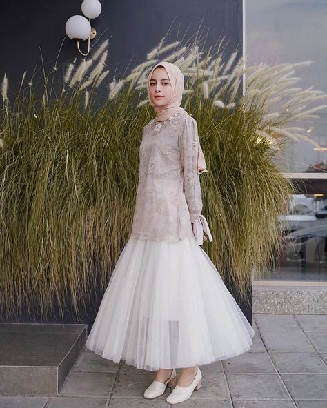 Inspirasi Busana Kondangan dengan Rok Tutu ala Selebgram Hijabers - Semua Halaman - Stylo Wedding Guest Skirt, Hijab Stile, Kebaya Modern Dress, Hijab Dress Party, Dress Pesta, Kebaya Dress, Muslimah Dress, Muslim Dress, Hijab Dress