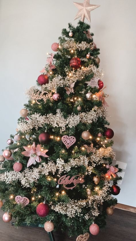 Babies breathe tinsel paired with dusty pink and burgandy decorations. Dried flower Christmas Tree Christmas Tree Ideas Flowers, Dusty Pink Christmas Tree, Dusty Pink Christmas, Dried Flower Christmas Tree, Dried Flower Christmas, Christmas Tree 2022, Flower Christmas Tree, Flower Christmas, Baby S Breath