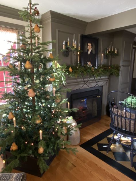 Colonial Christmas Tree, New England Colonial, Colonial Home Decor, Primitive Christmas Decor, Colonial Dress, England Homes, Farmhouse Kitchen Remodel, Winter Decorating, Primitive Colonial