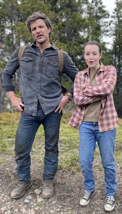 bella ramsey and pedro pascal joel miller ellie williams tlou bts Ellie Tlou Part 2 Cosplay, Joel Miller Pedro Pascal, Pedro Pascal Bella Ramsey, Bella Ramsey And Pedro Pascal, Pedro Pascal And Bella Ramsey, Ellie And Joel Hbo, The Last Of Us Ellie Show, Ellie Tlou Hbo, Tlou Hbo Memes