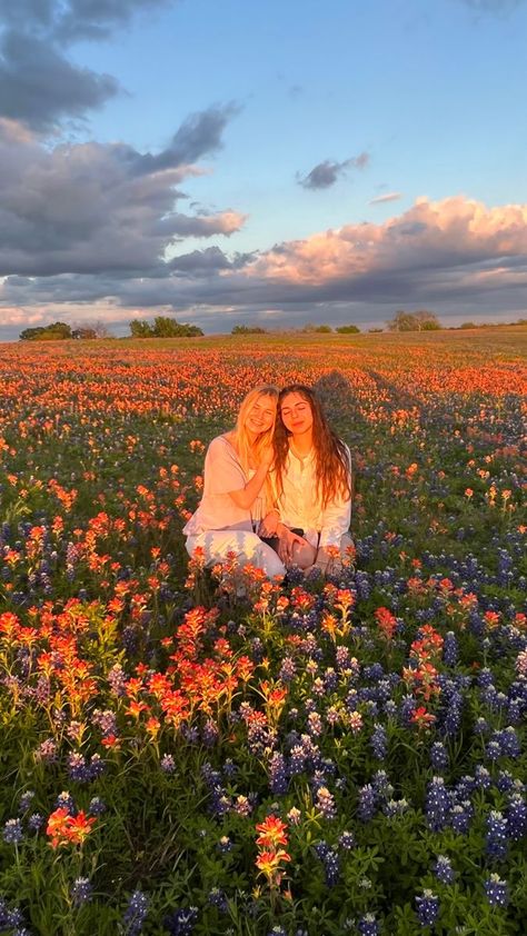 Flower Field Mother Day Photo, Mothers Day Photoshoot, Mommy And Me Poses, Aesthetic Mother, Tulips Images, Carlsbad Flower Fields, Gifts Aesthetic, Tulip Season, Mother's Day Gift Card