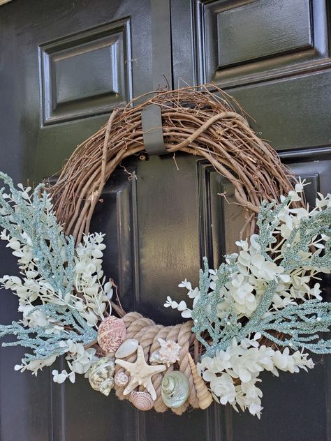 Ocean Wreath Ideas, Sea Themed Wreath, Diy Seashell Wreath, Beach Wreaths For Front Door Diy, Diy Shell Wreath, Sea Shell Wreaths Ideas, Seashell Wreath Diy, Sea Wreath, Ocean Wreath