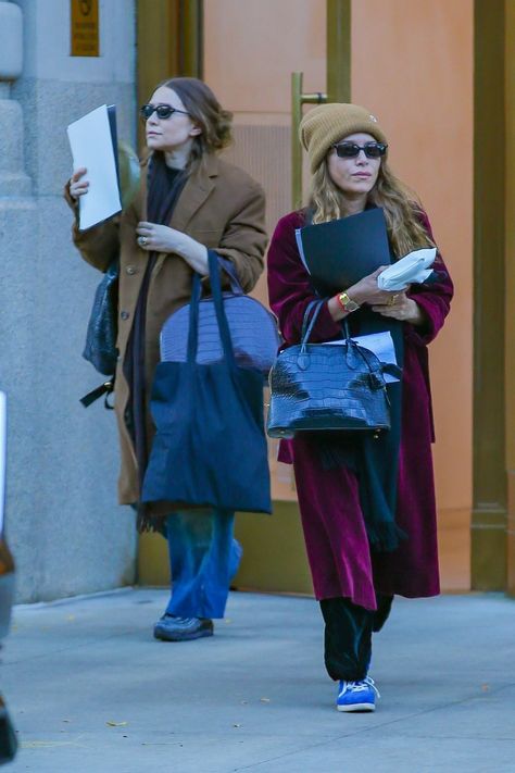 Mary-Kate and Ashley Olsen Prove That Twinning Can Be Cool | Vogue Mary Kate Olsen Style, Ashley Olsen Style, Olsen Fashion, Olsen Twins Style, Mary Kate And Ashley, Olsen Sister, Kate Olsen, New York City Photos, Mary Kate Ashley