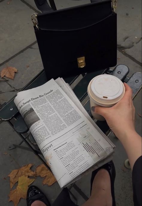 New York Times Newspaper, Calm Autumn, Morning New York, Business Woman Aesthetic, Journalism Major, Journalism School, Fashion Journalism, Morning Newspaper, Journalism Career