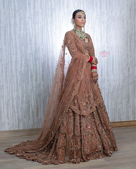 Peach Lengha Bridal, Peach Bridal Lehenga, Lehenga Makeup, Rose Gold Clothes, Peach Lehenga, Rose Gold Bride, Bridal Lengha, Indian Bride Outfits, Lilac Wedding