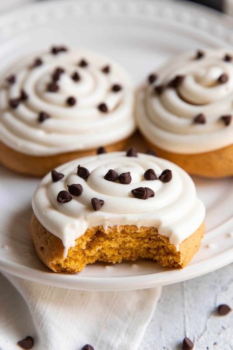 These crumbl copycat pumpkin cake cookies are so good you'll think you are eating the real deal! They have a soft pumpkin cake texture inside and are topped with a swirl of cream cheese frosting and mini chocolate chips. Pumpkin Cake Cookies, Cookies Crumbl Copycat, Cookies Crumbl, Crumbl Copycat, Crumble Cookie Recipe, Pumpkin Pie Cookies, Pumpkin Chocolate Chip Cookies, Cream Cheese Cookies, Delicious Cookie Recipes