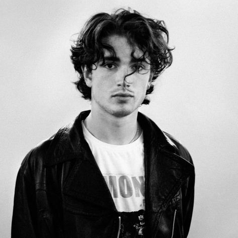 Eli Hewson, Elijah Hewson, Irish Boys, Irish Men, Hair Inspo, Mens Hairstyles, Curly Hair, Pretty People, Hair Inspiration