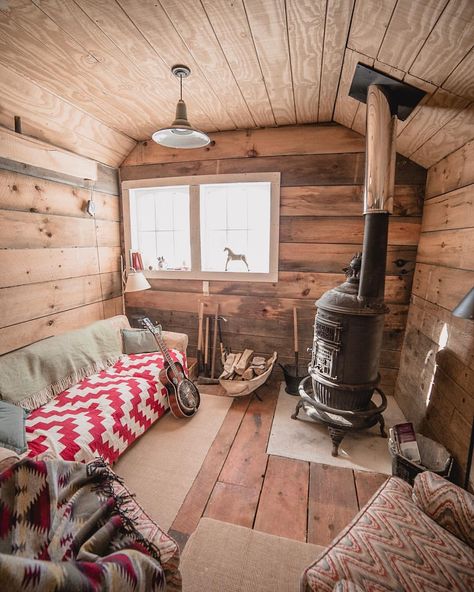 Chris Daniele ↟ Photographer в Instagram: «Stoked for wood stove season - pun intended. ↟ Cabin by @bentapplefarm ↟» Cabin Interior Design Ideas, Tiny Cabins Interiors, Country Farmhouse Living Room, Log Cabin Interior Design, Hunters Cabin, Country Living Decor, Cabin Interior Design, Log Cabin Interior, Create Floor Plan